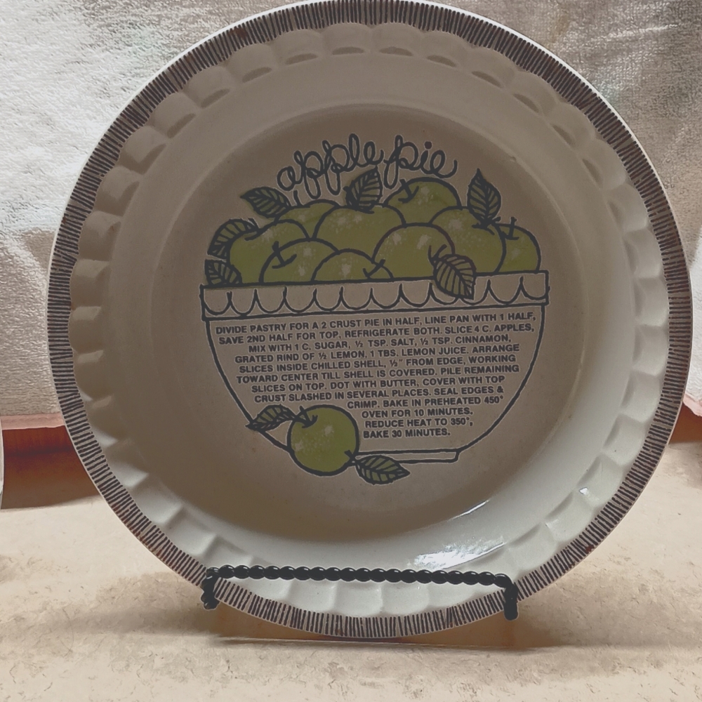 Apple Pie vintage pan. Royal China in really good shape.